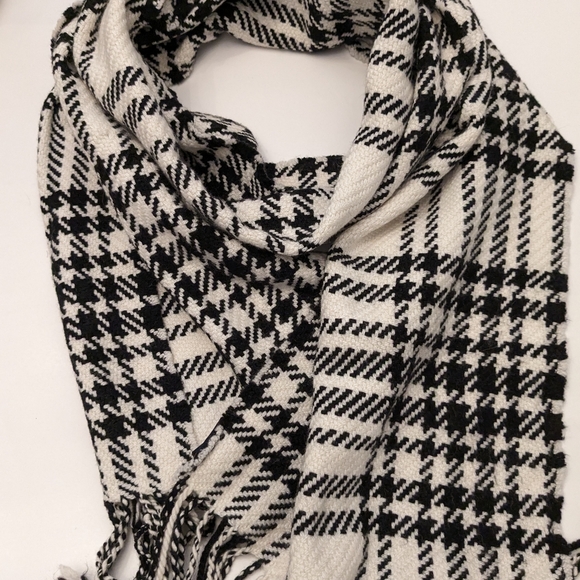 Banana Republic scarf - Picture 6 of 8